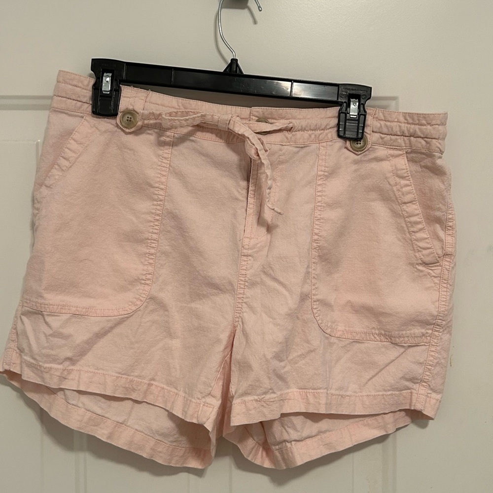 Torrid light pink twill shorts. Tie waist. Size 12. Good condition.